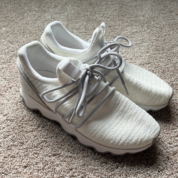 Sorel Shoes - Size 8.5 Sorel Kinetic lace sneakers